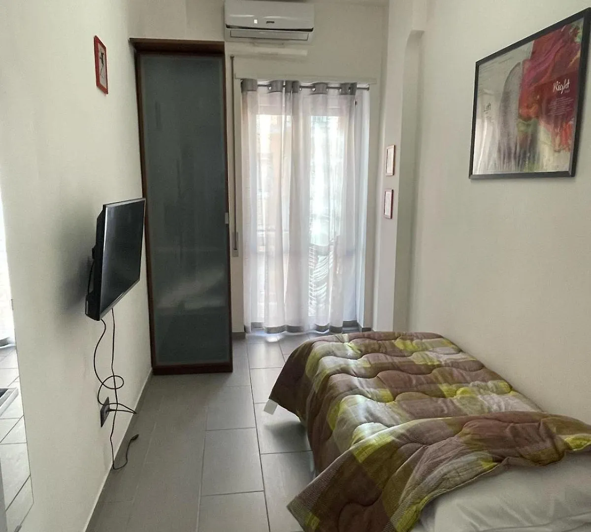 Bittersweet Apartment Rom